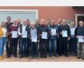 Bild: whü
14 Mitglieder konnte Vorsitzender Roland Veigl (Vierter von rechts) für jahrzehntelange Zugehörigkeit mit Urkunde und Treuenadel ehren. Darunter Werner Veigl (Siebter von links) für 60 Jahre Mitgliedschaft.