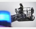 Symbolbild: Stefan Sauer/dpa
Ein Mitarbeiter einer Berufsfeuerwehr steht im Korb einer Drehleiter. Bei einem Einsatz mit einem solchen Feuerwehr-Fahrzeug ist im Juli 2022 eine Seniorin im Kreis Regensburg tödlich verunglückt: Die Ermittlungen dazu sorgen derzeit für viel Aufsehen.