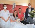 Bild: Marion Hausmann/exb
Bastian hatte 2023 bei den Geburten 2023 im Krankenhaus St. Barbara Schwandorf die Nase vorn. Am 1. Januar erblickte der Sohn von Stephanie und Peter Paßler um 7.27 Uhr das Licht der Welt. Zum Gratulieren kamen einen Tag später die Gesundheits- und Kinderkrankenpflegerin Nicole Schwarz (links) und Geschäftsführer Dr. Martin Baumann (rechts) vorbei.