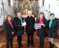 Bild: Bärnauer Klangfarben/exb
Im Dezember übergab eine kleine Delegation der Bärnauer Klangfarben Pater Klaus Kniffki (Mitte) nach der Sonntagsmesse die Spende im Wert von 1000 Euro für seine Missionsarbeit in der Republik Moldau.