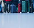 Bild: Rolf Vennenbernd/dpa/Symbolbild
Reisende warten vor dem Check-In in einem Flughafen.