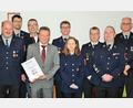 Bild: ker
Die Geehrten der Feuerwehr von Röckenricht (von links): Hans Pirk , Eric Pilhofer, Bürgermeister Peter Achatzi ,Werner Luber, Roland Luber, Lena Schmidt, Kreisbrandmeister Christian Meier, Matthias Luber und Stefan Regler.