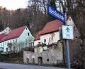 Bild: Stephan Huber
Sieht hässlich aus, ist nun aber zumindest keine Gefahr mehr: Das Abbruchhaus liegt direkt an der Kreisstraße (Lehentalstraße) und ist seit Jahrzehnten unbewohnt. An Heiligabend fiel die Dachrinne herab und der Dachstuhl in sich zusammen.