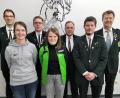 Bild: Schützenverein Mähring/exb
Dem neuen Vorstand hören (von links) Thomas Göhl (neuer Sportleiter), Cordula Müller (Jugendleiterin), Martin Riedl (Erster Vorsitzender), Sarah Beer (Schriftführerin), Michael Riedl (Kassier) und Martin Freundl (Zweiter Vorsitzender) an. Manfred Zölch (Erster Gauschützenmeister) leitet die Wahlen.