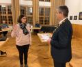 Bild: ck
Bürgermeister Andreas Wutzlhofer nimmt der neuen Stadträtin Petra Reil (FDP/UW) den Eid ab.