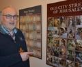 Bild: jr
Pfarrer Anton Witt im Pfarrhof neben Plakaten mit Motiven aus Jerusalem: Israel liegt ihm seit seinem Studium am Herzen, er hat zwei Auslandssemester dort verbracht und immer wieder Pilgerreisen ins Heilige Land unternommen.