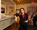 Bild: Lance Murphey/AP/dpa
Lisa Marie Presley steht neben ihrem alten Kinderbett in Graceland.