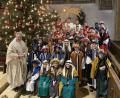 Bild: aub
In Nabburg sandte Pfarrer Hannes Lorenz (links) 40 Sternsinger aus.