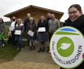 Bild: Petra Hartl
Die Öko-Modellregion Amberg-Sulzbach/ Amberg förderte sechs Öko-Kleinprojekte mit der Investitionssumme von insgesamt 100.000 Euro zu 50 Prozent. Rechts Annika Reich.