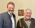 Bild: gef
Bürgermeister Alwin Märkl (links) überbringt Konrad Weiß die besten Glückwünsche der Gemeinde Freudenberg zum 85. Geburtstag.