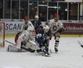 Bild: Gebert
Die Blue Devils feierten am Freitag gegen den EHC Klostersee mit 6:1 den 30. Sieg in dieser Saison. Hier kommt Neal Samanski vor dem Kasten von Gästegoalie Philipp Hähl ins Straucheln.
