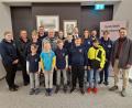 Bild: bk
Kinder und Jugendliche der Feuerwehr und Wasserwacht freuen sich mit ihren Betreuern über die Spende von je 500 Euro, die Vorsitzender Adolf Grasser (hinten, Dritter von links) im Beisein von zweitem Bürgermeister Severin Hirmer übergab.