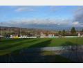 Bild: jr
Aus drei Masten und vier LED-Strahler-Einheiten besteht die neue Flutlichtanlage am Sportplatz des SV Pechbrunn-Groschlattengrün. 90 Prozent der Kosten in Höhe von 25 500 Euro konnten über Zuschüsse abgedeckt werden.