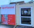Bild: Sparkasse/exb
Nachdem die Sparkassen-Filiale in Luhe nach der Sprengung des Geldautomaten im Oktober geschlossen wurde, können nun die Bankgeschäfte wieder anlaufen: in einem improvisierten Container-Quartier.