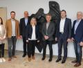 Bild: Andre Stephan-Park/exb
Berufsberaterin Christina Hackl, Berufsberater Florian Hermann, stellvertretender Teamleiter Ladislaus Grote, Berufsberaterin Antonia Boxler, Agenturleiter Siegfried Bäumler, Geschäftsführer Operativ Bernhard Lang und Bereichsleiter Wolfgang Zwicknagl (von links) stellten das neue Beratungsangebot vor.