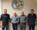 Bild: Anna Seifert/DJK Gebenbach/exb
Diözesanvertreter Simon Staschewski (von links) verleiht den „Stillen Star“ an Franz List und Richard Kellner von der DJK Gebenbach. Initiiert hat diese Ehrung DJK-Vorsitzender Thomas Milde.