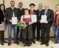 Bild: Hirsch
Markus Lang, Erna Spandl und Helmut Seebauer (von links mit Urkunde) wurden für ihr ehrenamtliches Engagement geehrt. Dazu gratulierten der Landrat und die kommunalen Vertreter.