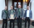 Bild: soj
Bernd Bauer (Zweiter von links) erhielt eine Ehrung des Schützenvereins Freischütz Grünlas. Dazu gratulierten stellvertretender Vorsitzender Josef Bauer (links), Vorsitzender Reinhold Schraml (Zweiter von rechts) und Bürgermeister Wolfgang Söllner (rechts).