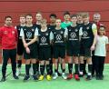 Bild: Fachtan/exb
Die U17-Mannschaft der JFG FC Stiftland mit den beiden Trainern Sven Strößenreuther (links) und Bernd Lauterbach (Zweiter von rechts) erreichte bei der Futsal-Bezirksmeisterschaft den 4. Platz.
