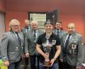 Bild: brü
Mit breitem Grinsen und dickem Pokal: Jannik Knauer (Dritter von rechts) ist der neue Vereinsmeister der KSK/RK Hohenkemnath-Erlheim im Schießen mit G36 und P 8. Ihm gratulieren (von links) Vorsitzender Hermann Knauer, RK-Ehrenvorsitzender Manfred Rösl, Drittplatzierter Josef Schlagenhaufer, Kassier Achim Kuchenbecker und RK-Ehrenvorsitzender Franz Stiegler.