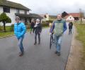 Bild: mad
"Dauergäste" beim Schwarzhofener Wandertag sind die Familien Birol, Reidl und Winderl, die hier durch den Ort Baumhof marschieren. Die jährliche Teilnahme sei für sie Ehrensache, wie sie betonten.
