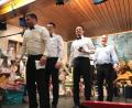 Bild: mma
Nicht nur Zweiter Kommandant Markus Weber (rechts) hatte gut lachen bei der Christbaumversteigerung durch den Beckn, den Dodo und den Seiffi (von links).