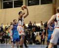 Bild: Dieter Jäschke
David Stewart-Vance aus dem Bayernliga-Team der Neustädter hilft gegen die Neumarkt Baskets aus und macht gleich bei seinem Regio-Debüt eine starke Figur.