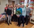 Bild: bk
Für fast 40 Jahre treue Mitarbeit zum Wohl der Senioren wurde Jutta Hochlechner mit Blumen verabschiedet. Leiterin Edeltraud Helgert (links daneben) dankte im Beisein des Serviceteams.