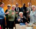 Bild: Stadt Waldsassen/exb
Den 107. Geburtstag und damit ein äußerst seltenes Jubelfest feierte Katharina Herkner (sitzend, Mitte) am Samstag im Seniorenheim St. Martin. Von links Heimleiter Bernhard Riedl und Pflegedienstleiterin Andrea Eckstein, Schwiegersohn Helmut Manske, Bürgermeister Bernd Sommer, Pfarrvikar Dr. Timon Ochieng Odeny, Landrat Roland Grillmeier und Tochter Marianne Manske.