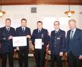 Bild: flt
Die Führungsmannschaft der Feuerwehr Schönkirch um Zweiten Kommandanten Dominik Peter, Vorsitzenden Jens Gotthardt (von links) und Kommandanten Thomas Riebl (Zweiter von rechts) stellte zusammen mit Bürgermeister Lothar Müller (rechts) und Festleiter Jürgen Kraus (Mitte) das Festlogo für das 150. Jubiläum im Sommer 2024 vor.