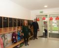 Bild: bey
Kinderhausleiterin Iris Widmann (links) und Vertreterin Angelika Feige freuen sich gemeinsam mit Bürgermeister Sebastian Hartl über die Inbetriebnahme des neuen Anbaues als spürbare Erweiterung des Kinderhauses. Die Garderobe ist ebenfalls Teil des Neubaues, der über einen eigenen Zugang verfügt.