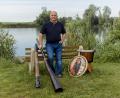 Bild: Katharina Trinkl/exb
Jakob Wagensonner steht inmitten seiner Instrumente.
 Von links: ein original australisches Didgeridoo, Wood-Slide-Didgeridoo, Rahmentrommel und Djembe (eine afrikanische Trommel).