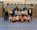 Bild: Meier/exb
Die erfolgreiche U11-Mannschaft des FV Vilseck mit Kreisjugendleiter Klaus Meier (links), Trainer Johannes Rumpler (Zweiter von rechts) und Turnierleiter Karl-Heinz Luber (rechts).