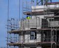 Bild: Monika Skolimowska/dpa
Ein Bauarbeiter steht auf einem Balkon auf einer Baustelle von einem neu gebauten Wohnhaus. Bayern bekommt einen "Wohnbaubooster", der bessere Bauförderung von Mietwohnungen verspricht.