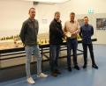 Bild: gac
Ein dickes Bündel Geld wechselt für einen guten Zweck den Besitzer. Von rechts Michael Trepesch (Versandleiter), Andreas Schoene (Leiter Logistik), Marco Kind (Zweiter Vorsitzender Selbsthilfegruppe Krebskranker Kinder) und Jörg Jäger (Betriebsratsvorsitzender).