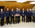 Bild: jma
Geehrte bei der Feuerwehr Ranna: (von links) Kreisbrandmeister Michael Schmidt, Kommandant Fabian Schwemmer, Maximilian Winter, der neue stellvertretende Kommandant Jan Albersdörfer, Kreisbrandrat Fredi Weiß, Landrat Richard Reisinger, Vorsitzender Sebastian Schwemmer, Kreisbrandinspektor Hans Sperber und der Feuerwehrbeauftragte der Stadt Auerbach, Josef Lehner.