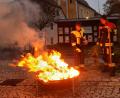 Bild: soj
Feuerwehrmänner der Ebnather Wehr waren sowohl für das Verbrennen als auch für den Brandschutz verantwortlich.