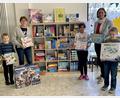 Bild: Jobst-vom-Brandt-Schule/exb
Christa Besold (Zweite von links) und Johanna Reger (Zweite von rechts), Leiterin der Jobst-vom-Brandt-Schule, freuen sich mit den Kindern über die zahlreichen Spiele.