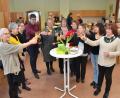 Bild: dob
Mit einem Sektempfang eröffneten die Frauenbundfrauen das Jubiläumsjahr. Die Vertrauensleute Ulrike Kießling (links) und Uli Münchmeier (Vierter von links) aber auch Stadtpfarrerin Carmen Riebl (Dritte von links) waren im Gemeindehaus dabei.