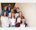 Bild: kki
Vorsitzender Simon Knorr (hinten) und die Ausbilder Lena Zimmerer (vorne, links), Daniela Ermer (dahinter) und Hans Zimmerer (hinten, rechts) gratulieren dem Nachwuchs zum Leistungsabzeichen.