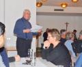 Bild: fjo
Auch Pater John Gali (links) und Bürgermeister Markus Bauriedl (rechts) verfolgen aufmerksam die Stellungnahme zu den Verzögerungen beim Kindergartenbau durch Kirchenpfleger Siegfried Zeug.