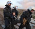 Bild: Christoph Reichwein/dpa
Polizisten tragen die schwedische Klimaaktivistin Greta Thunberg aus einer Gruppe von Demonstranten und Aktivisten heraus und vom Rand des Braunkohlentagebaus Garzweiler II weg.