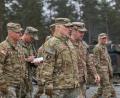 Bild: Staff Sgt. Jordan Sivayavirojna
US-Generalstabschef Mark A. Milley (Dritter von links) traf in Grafenwöhr ukrainische Soldaten. Begleitet wurde er von vom Grafenwöhrer US-Kommandeur, Brigadegeneral Joseph E. Hilbert (links).