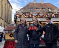Bild: Emilia Lampe/exb
Drei Paraguayer auf dem Amberger Weihnachtsmarkt: Michelle, Luciana und Esteban erlebten Weihnachten zum ersten Mal mit kühlem Wetter.