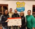 Bild: gz
Die Spende überreichen Markträtin Laura Roth (rechts) und Daniel Biermeister (Zweiter von links) an die TSV-Führung mit Kathrin Zinkl, Tommy Meckl und Manuela Klug (von links).