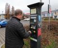 Bild: Wolfgang Steinbacher
Das Kleingedruckte am Amberger Bahnhof ist tatsächlich klein gedruckt. Die Geschäftsbedingungen stehen auf dem weißen Schild oben am Parkscheinautomat.