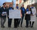 Bild: jr
Am Marktplatz Bad Neualbenreuth übergaben die Verantwortlichen des Frauenbundes Bad Neualbenreuth an Sonja Schnurrer (links) vom Ambulanten Hospizdienst der Caritas 800 Euro. Von rechts das Vorstandsteam mit Daniela Ernstberger, Carina Keil, Birgit Lippert, Claudia Keil und Birgit Becker.