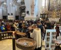 Bild: Markus Scharnagl/exb
Beim Tauferinnerungsgottesdienst in der Basilika Waldsassen erneuerte Stadtpfarrer Dr. Thomas Vogl das Taufsakrament.