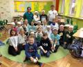 Bild: njn
Den Erste-Hilfe-Workshop in der Klasse 3 a leiteten Monika Stahl (hinten links) vom Jugendrotkreuz und Benjamin Schlicht (hinten rechts) von der Wasserwacht.