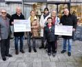 Bild: Hubert Uschald
Je 1.000 Euro erhielten der Kinderschutzbund (KSB) und die Basketballer der Lebenshilfe vom Lions-Hilfswerk Amberg-Sulzbach (von links): Club-Schatzmeister Hans Fürnkäs, Hilfswerkvorsitzender Gustl Walleter, KSB-Vorsitzende Brigitte Breitfelder, Sabine Reithmaier, Leiterin der Offenen Behindertenarbeit der Lebenshilfe, Basketball-Betreuer Ludwig Weidel und Lions-Clubpräsident Matthias Hahn. Vorne Stephan Groll von den Basketballern der Lebenshilfe.